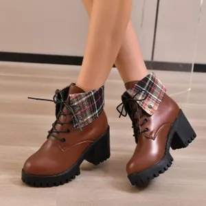 Braune Damen-Stiefeletten mit Blockabsatz, Schnürung und modischem Karo-Umschlagkragen