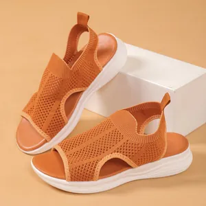 Atmungsaktive orangefarbene Fly-Knit-Plateausandalen mit bequemer dicker weißer Sohle