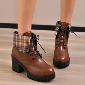 Braune Stiefeletten mit Blockabsatz, modischem Karomuster-Besatz und Plateau-Schnürung.