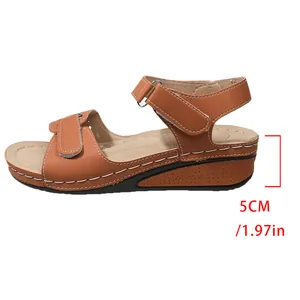 Dettaglio dell'altezza del tacco di 5 cm di questi sandali con zeppa da donna