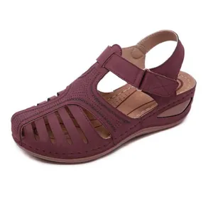Detalle de las sandalias de cuña color burdeos para mujer con diseño de punta cerrada