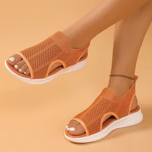 Nahaufnahme der orangefarbenen Mesh-Strick-Flachsandalen mit atmungsaktivem Fly-Knit-Design
