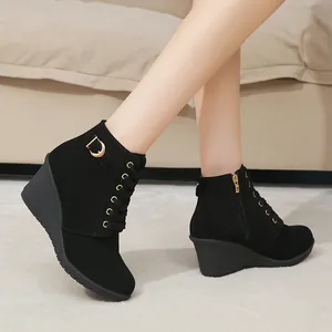 Schwarze Damen-Stiefeletten mit Keilabsatz, Schnürung und praktischem Reißverschluss