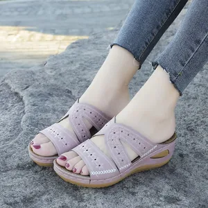 Détail de sandales compensées brodées violettes pour femmes avec semelle en PU