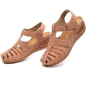 Vista detallada de sandalias de cuña para mujer en color tostado con punta cerrada y costuras