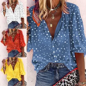 Mehrfarbige Damenblusen mit V-Ausschnitt, elegantem Punktemuster und Knopfdetails.