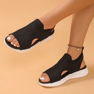 Nahaufnahme von schwarzen, atmungsaktiven Sport-Sandalen mit bequemen weißen Sohlen