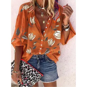 Détail rapproché d'un chemisier décontracté orange à imprimé floral pour femme