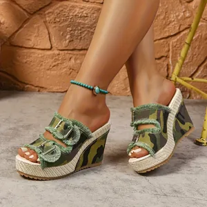 Nahaufnahme von Damen-Keilsandaletten mit Camouflage-Muster und Schnallenriemen