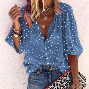 Detailansicht der blauen Polka-Dot-Bluse mit V-Ausschnitt und Puffärmeln