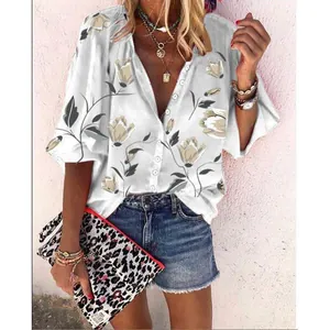 Gros plan sur le motif floral élégant d'une chemise décontractée blanche pour femme.