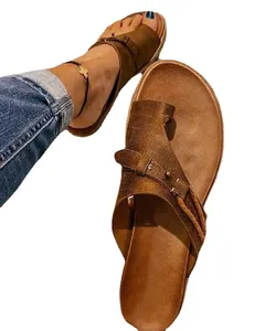 Elegantes sandalias planas de dedo para mujer en piel sintética marrón texturizada