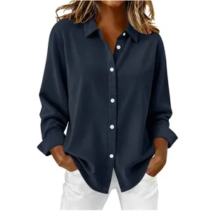 Dettaglio della camicia di velluto a coste blu navy da donna con vestibilità ampia
