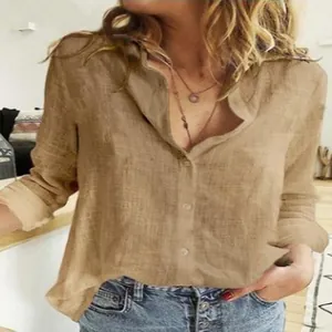 Chemise en lin kaki à coupe décontractée pour femmes montrant la texture naturelle.