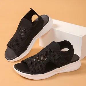 Detailansicht schwarzer atmungsaktiver Mesh-Sportsandalen mit dicker weißer Sohle.