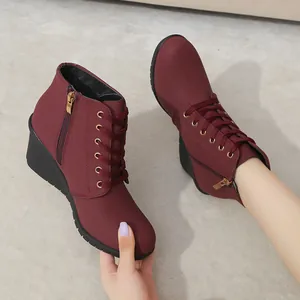 Stylische weinrote Keilstiefeletten mit Reißverschluss und Plateausohle für Damen
