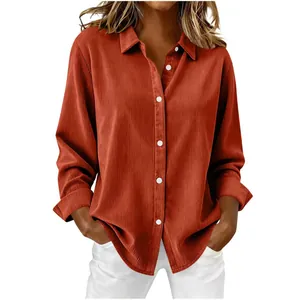 Dettaglio della trama a coste verticali di questa camicia casual in velluto a coste.