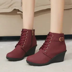 Elegante burgunderrote Keilstiefeletten mit Schnürung und Reißverschluss für Damen