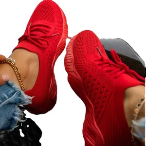 Sneakers rosse in flyknit da donna con suola spessa e design slip-on comodo per camminare