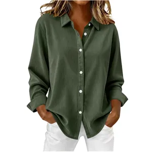 Dettaglio di una camicia da donna in velluto a coste verde oliva con bottoni e stile casual