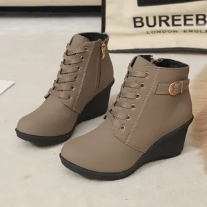 Detailansicht schicker Keilstiefeletten in Taupe mit Schnürung und Reißverschluss