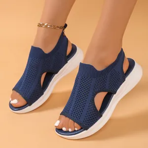 Detailansicht der blauen, atmungsaktiven Netz-Sport-Sandalen mit weichen weißen Polstersohlen