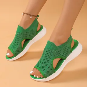 Detailansicht der atmungsaktiven grünen Damen-Strick-Sportsandalen mit weichen weißen Sohlen