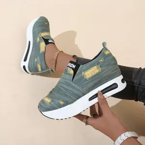 Detailansicht der Damen Slip-On Sneaker aus distressed Denim mit dicken weißen Plateausohlen.