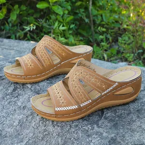 Détail de sandales compensées brodées marron pour femme avec semelle PU confortable