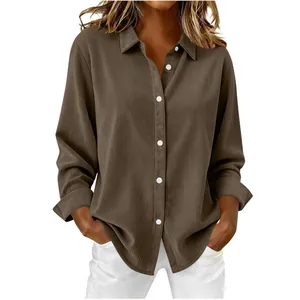 Vista dettagliata della camicia da donna in velluto a coste marrone con bottoni.
