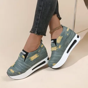 Seitenansicht von Damen-Plateaustiefeln aus Denim mit verstecktem Keilabsatz-Design