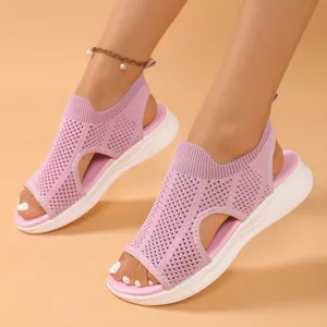 Detailansicht der stylischen rosafarbenen Strick-Sandalen mit flexibler weißer Softsohle