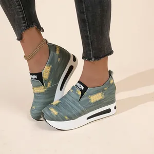 Detailansicht von Damen Denim Keilabsatz Plateau Sneakern mit trendigem Ripped-Stoff-Design