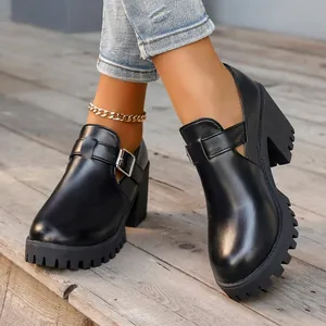 Schwarze Plateauschuhe mit Blockabsatz und Schnallenriemen für Damen.