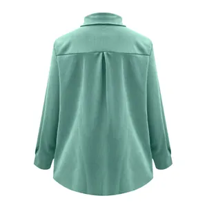 Vista posteriore della giacca a camicia in velluto a coste verde chiaro da donna