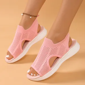 Bequeme rosa Mesh-Sport-Sandalen für Damen mit weicher flacher Sohle in der Nahaufnahme