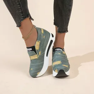 Detailansicht der Damen-Slipper aus Denim mit Plateau und Distressed-Look am Fuß