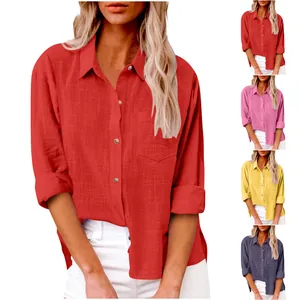 Collectie linnen damesoverhemden met knopen in de kleuren rood, roze, geel en blauw.
