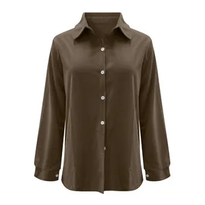 Dettaglio della camicia giacca in velluto a coste marrone da donna vestibilità comoda