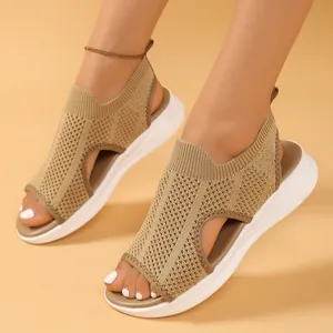 Nahaufnahme von leichten khakifarbenen Fly-Knit Peep-Toe Sportsandalen für Damen