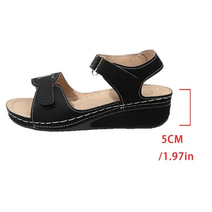 Dettaglio dei sandali con zeppa retrò neri da donna con misura del tacco di 5 cm