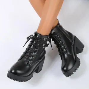 Stilvolle schwarze Schnürstiefeletten mit Plateau-Blockabsatz und schicken Seitenschnallen
