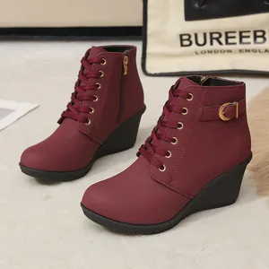 Modische weinrote Schnürstiefeletten für Damen mit Keilabsatz, Plateau und britischem Stil