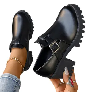 Elegante schwarze Plateau-Loafer für Damen mit klobigem Absatz und Schnallendetail