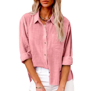 Detailweergave van roze katoenen linnen shirt met zak en zijsplit voor dames