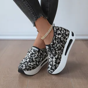Lässige Damen-Plateau-Sneaker mit schwarz-weißem Blumenmuster und dicker Sohle