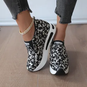 Detailansicht der Damen-Plattform-Sneaker mit Blumenmuster und weißer Sohle.