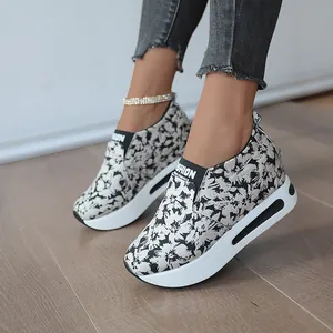 Damen-Slipper mit Blumenmuster, Plateau-Sneaker und bequemer weißer Keilsohle