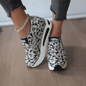 Detailansicht floraler Keil-Sneaker mit dicker Plateausohle und schwarzen Akzenten.