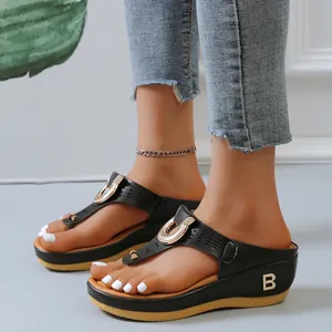 Vista detallada de elegantes sandalias con plataforma y cuña negras para mujer